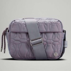 Lululemon Quilted Embrace Bag Vol 4L
in Pink Taupe/Icing Blue /Rhino Grey